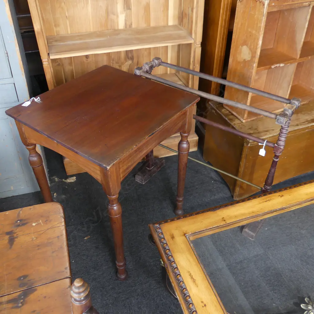 2 ITEMS. MAHOGANY SQUARE OCCASIONAL TABLE ON TURNED LEGS & KAHIKATEA TOWEL RACK. ( LOWER BAR BRASS)  Image 1++