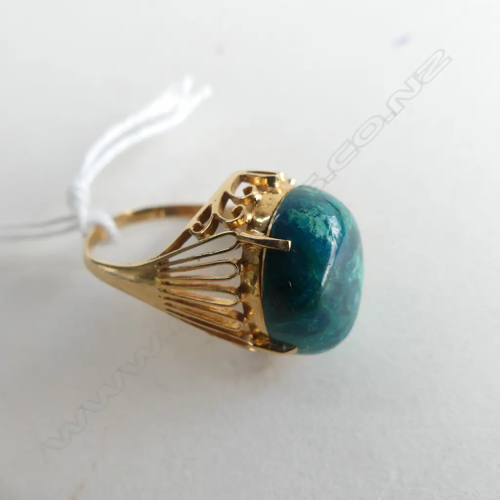 18CT GREEN AGATE RING 5.6 GRAMS Image 1++