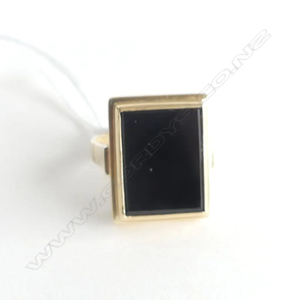 14CT GOLD & ONYX MENS RING 7.95GMS Image 1++