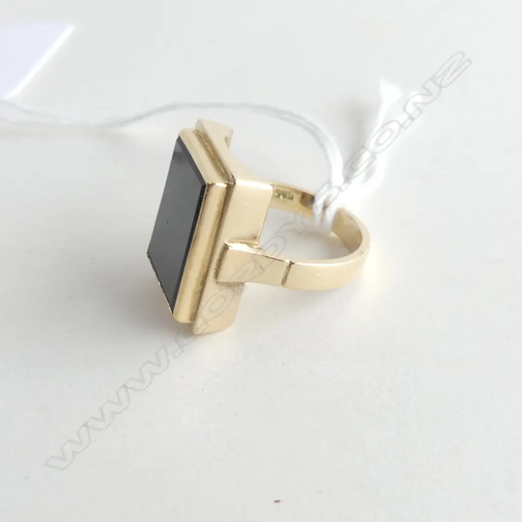 14CT GOLD & ONYX MENS RING 7.95GMS Image 1++