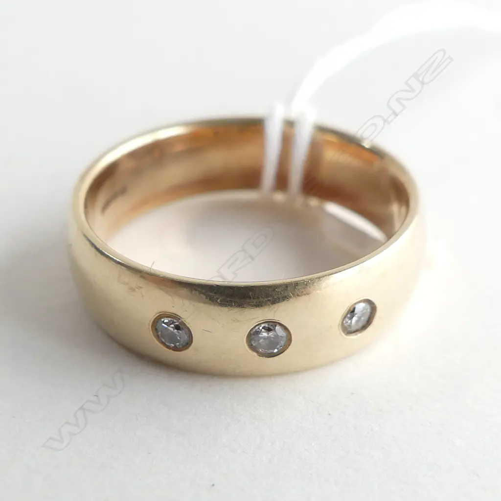 9CT GOLD MENS WEDDING BAND WITH 3 DIAMONDS 8.97GMS Image 1++