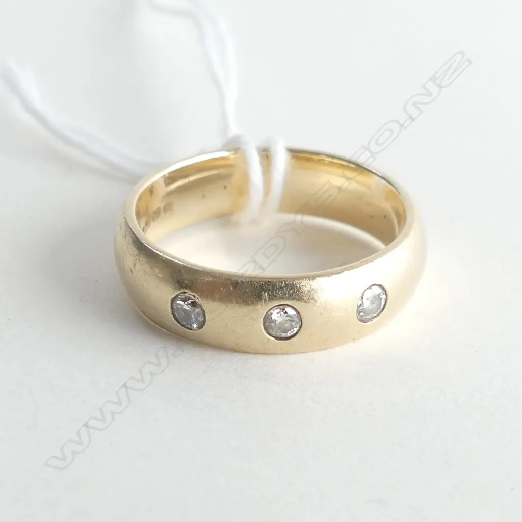 9CT GOLD LADIES WEDDING BAND WITH 3 DIAMONDS 4.41GMS Image 1++