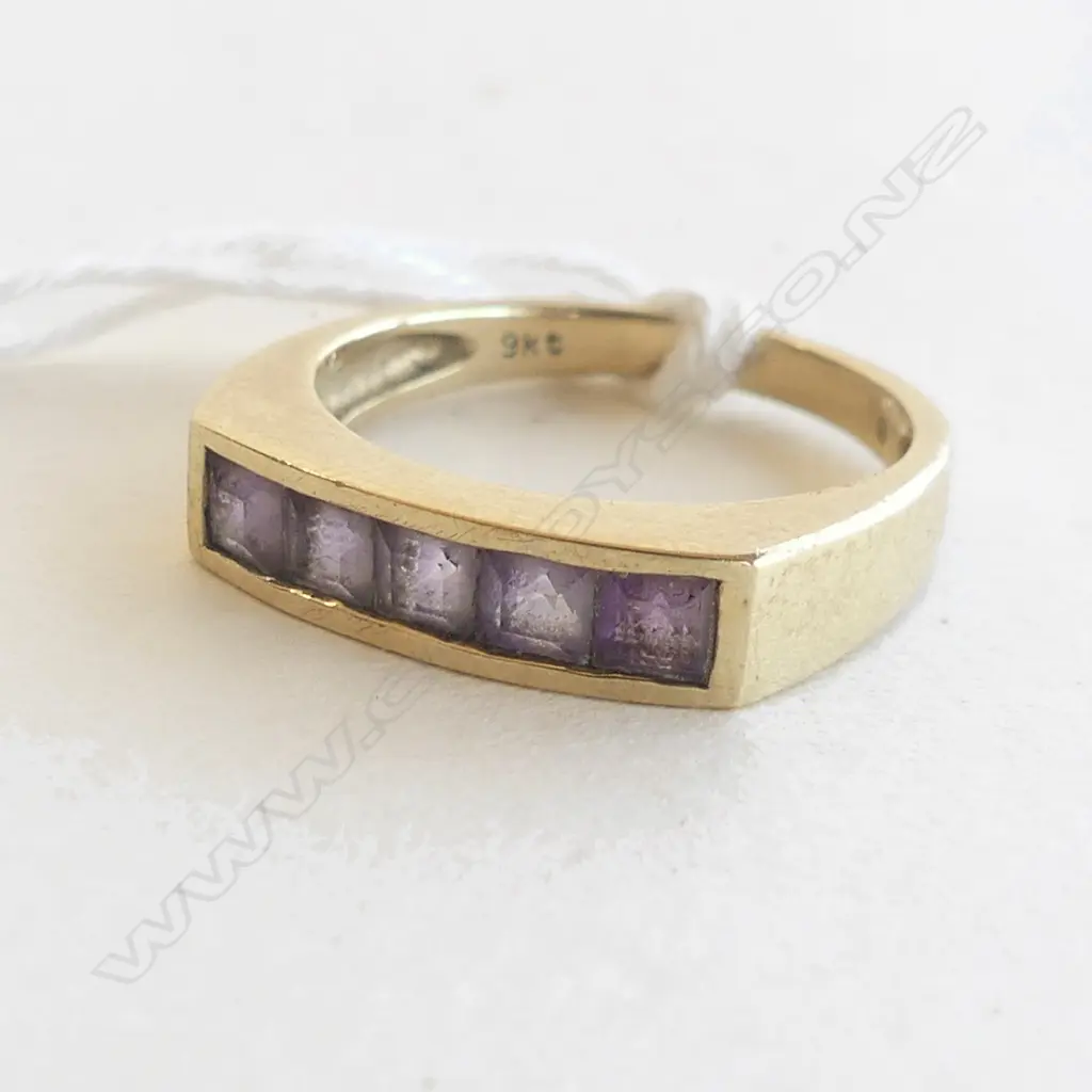 9 CT & PURPLE AMETHYST RING 2.6 GRAMS Image 1++