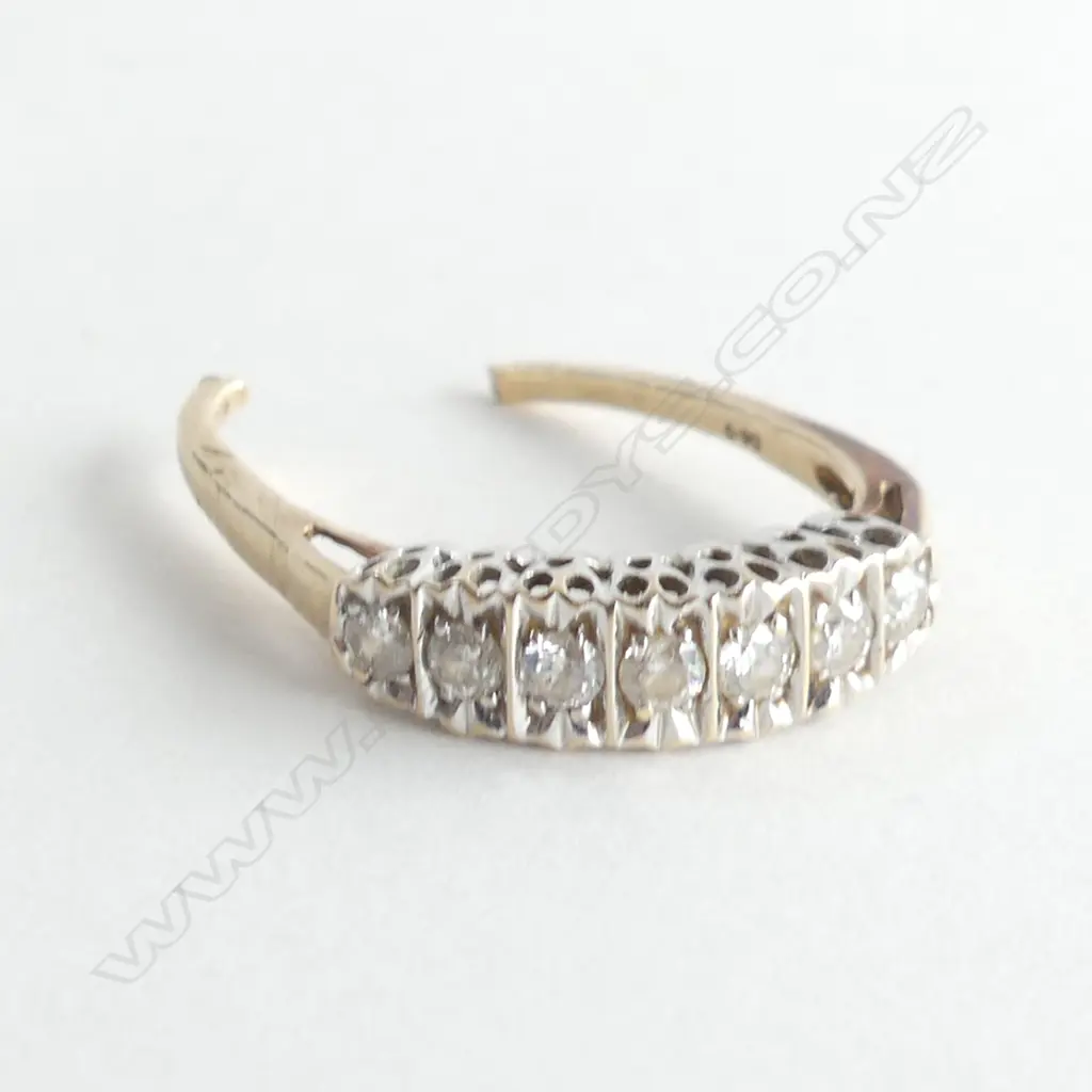 9CT GOLD RING SET WITH 7 DIAMONDS - BAND HAS BEEN CUT 2.98GMS Image 1++