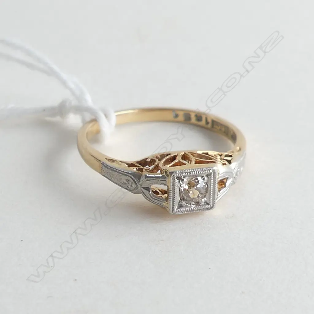 18 CT GOLD & PLATINUM DIAMOND RING 2.2 GRAMS - Image 1++
