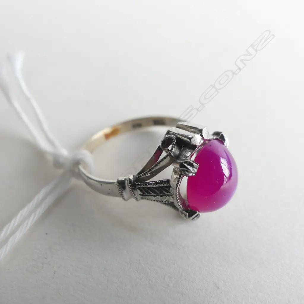 14CT WHITE GOLD & STAR RUBY RING 2.6 GRAMS Image 1++