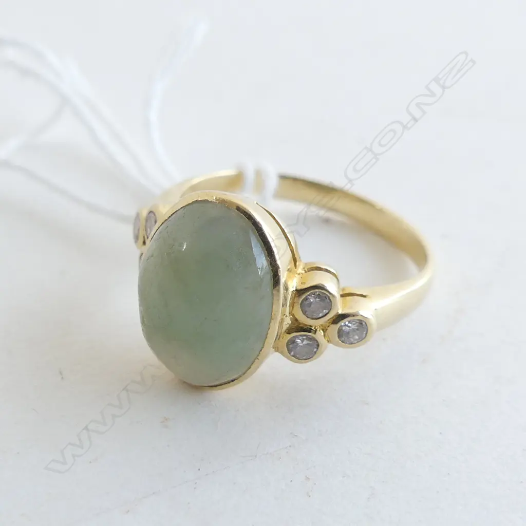 18CT GOLD JADE & DIAMOND RING 4.2 GRAMS Image 1++