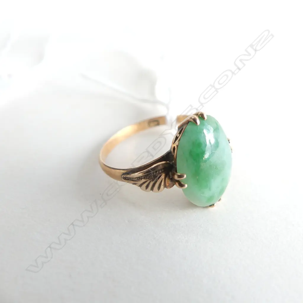 18CT JADE RING 1.6 GRAMS Image 1++
