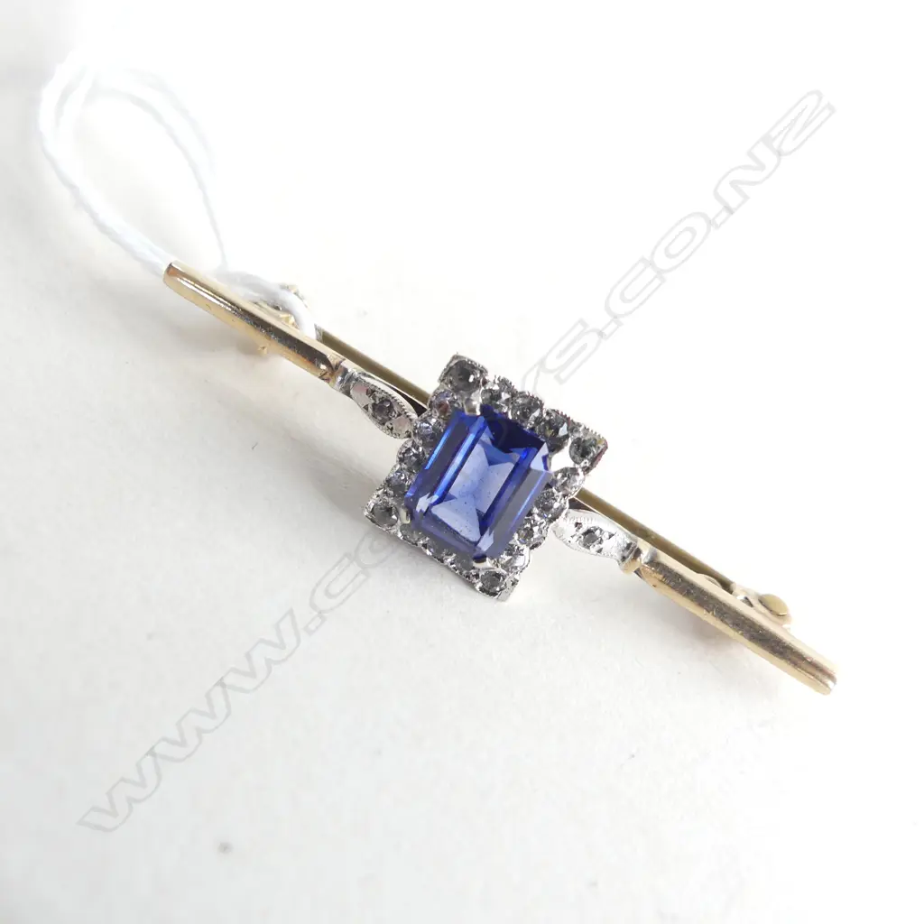 9CT & SYNTHETIC SAPPHIRE  BAR BROOCH 3.1 GRAMS Image 1++