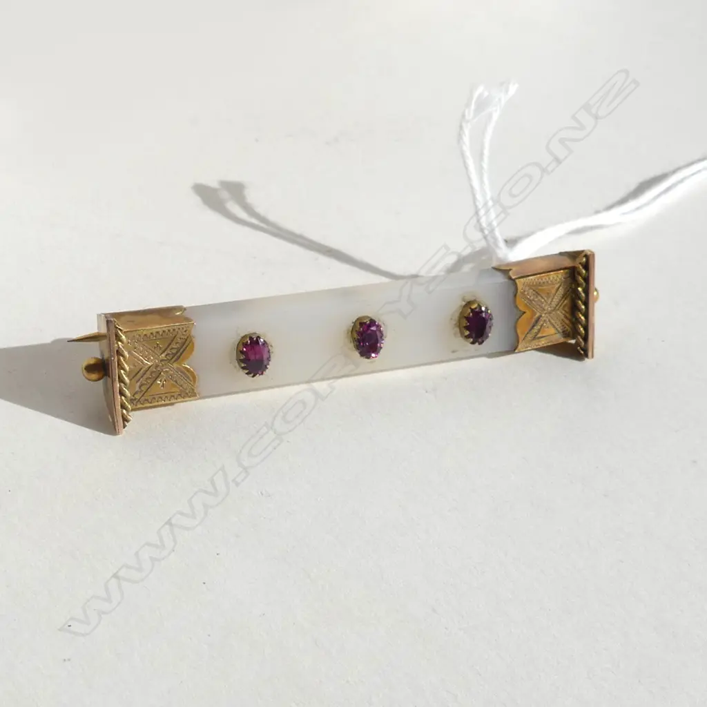 VICT. 9CT GOLD WHITE AGATE & AMETHYST BAR BROOCH Image 1++