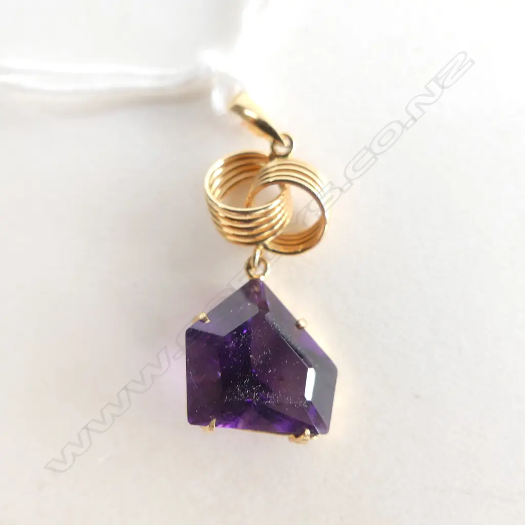 18 CT PURPLE STONE PENDANT 2.6 GRAMS Image 1++