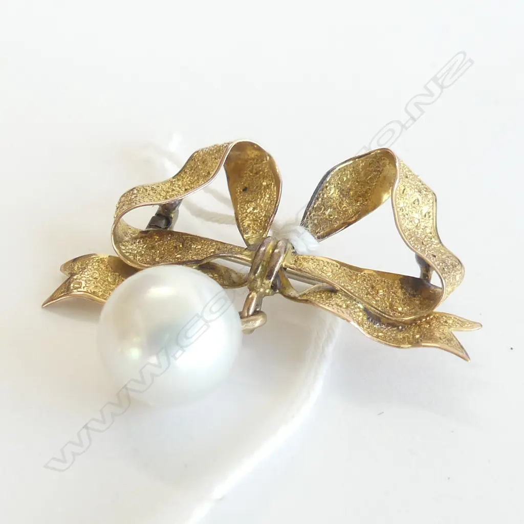 (20707) 9CT & LGE PEARL ENGRAVED BOW BROOCH Image 1++