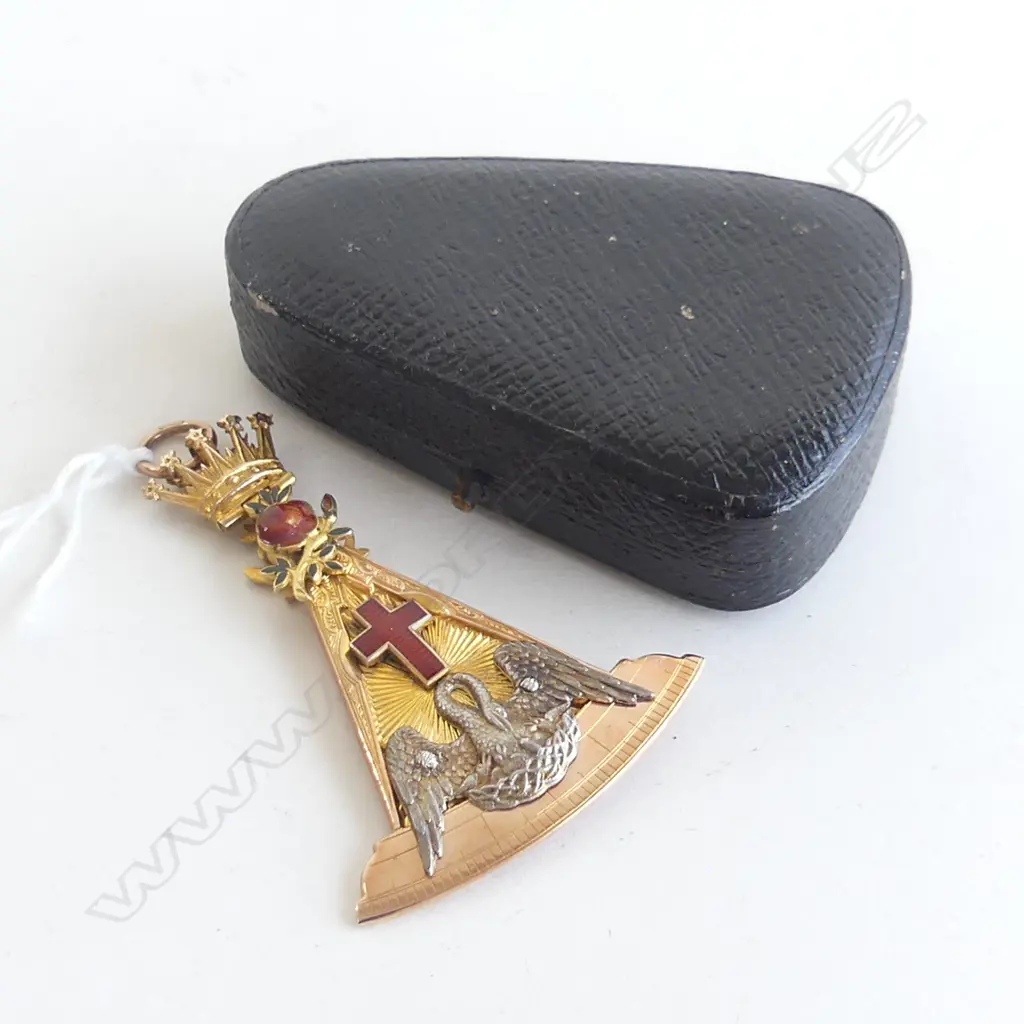ANTIQUE 9CT MASONIC JEWEL GILDED & ENAMELLED w nesting pelican feeding babies & cross & crown Image 1++