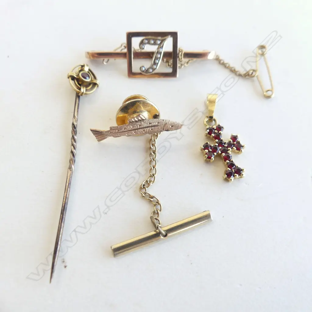 4 PCES JEWELLERY; 9CT GOLD BROOCH, RUBY PIN,  SILVER GILT GARNET CROSS, 10 CT FISH PIN 5 GRAMS Image 1++
