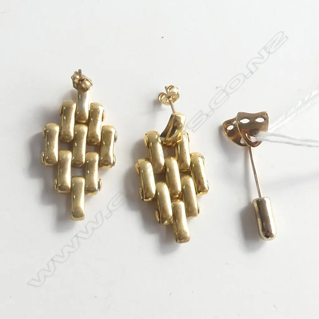 9CT GOLD THEATRE MASK STICK PIN  1.30GMS + PR GOLD PLATE EARRINGS  Image 1++