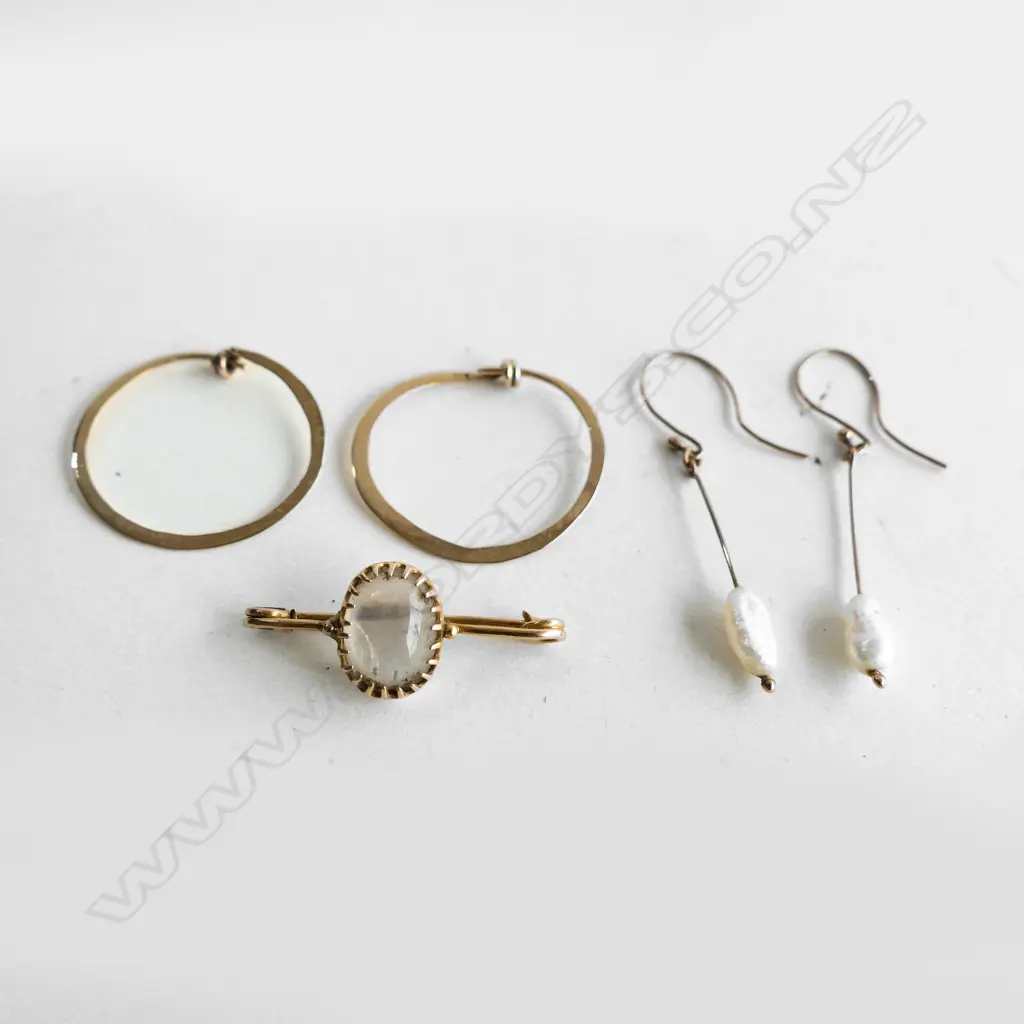 9CT GOLD; HOOP EARRINGS, PEARL DROP EARRINGS & MOONSTONE BAR BROOCH 4.23GMS Image 1++