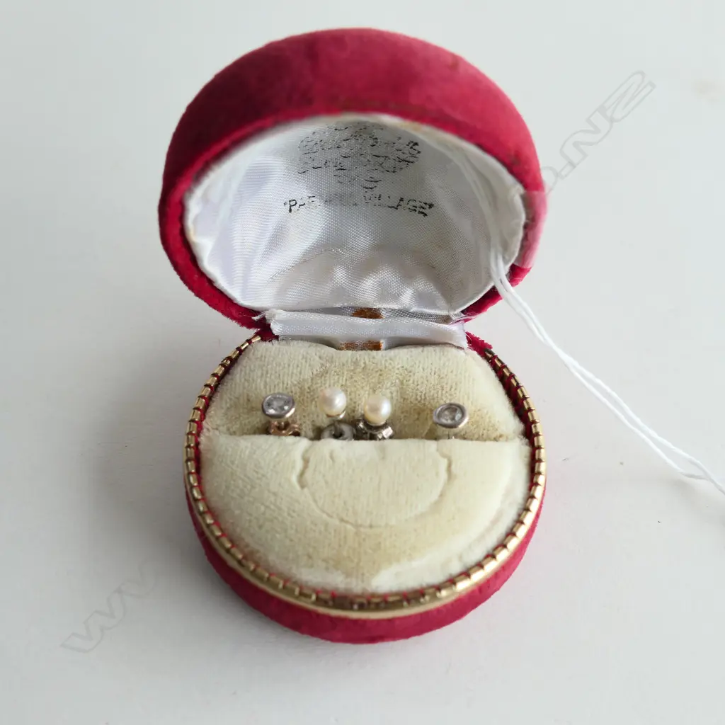 9CT GOLD & DIAMOND STUD EARRING & SILVER & PEARL STUD EARRINGS  1.49GMS Image 1++