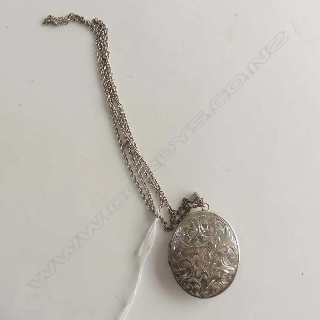 LGE SILVER ENGRAVED LOCKET ON SILVER CHAIN Image 1++