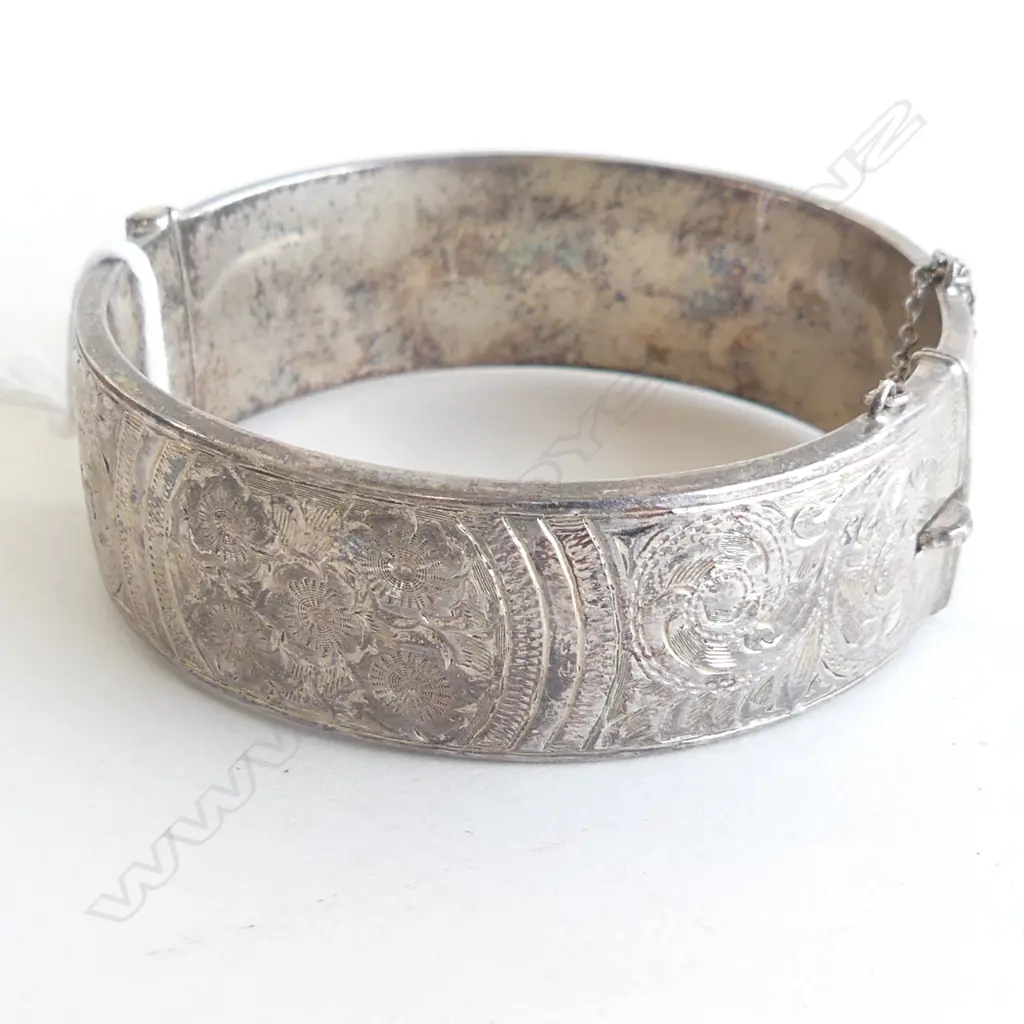 (021) SILVER HINGED BANGLE 1/2 ENGRAVED Image 1++