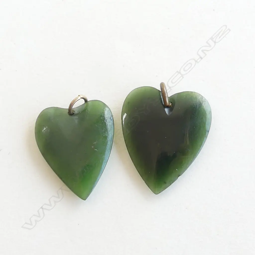 2 VINTAGE POUNAMU HEART PENDANTS L.31 & 27mm Image 1++