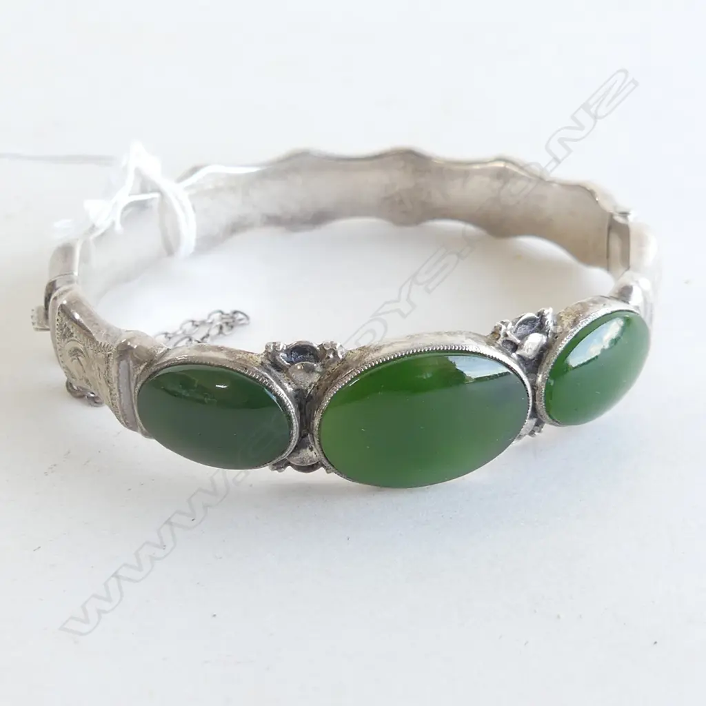 (20601) FANCY SILVER HINGED BANGLE W 3 POUNAMU LGE CABOCHON OVAL PANELS Image 1++