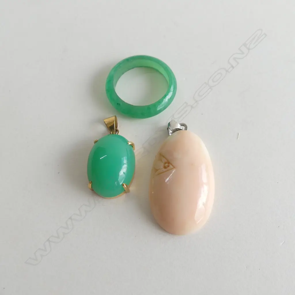 3 PCES JEWELLERY; 2 PENDANTS; PINK CORAL L.30mm & 18CT JADE + JADE RING Image 1++