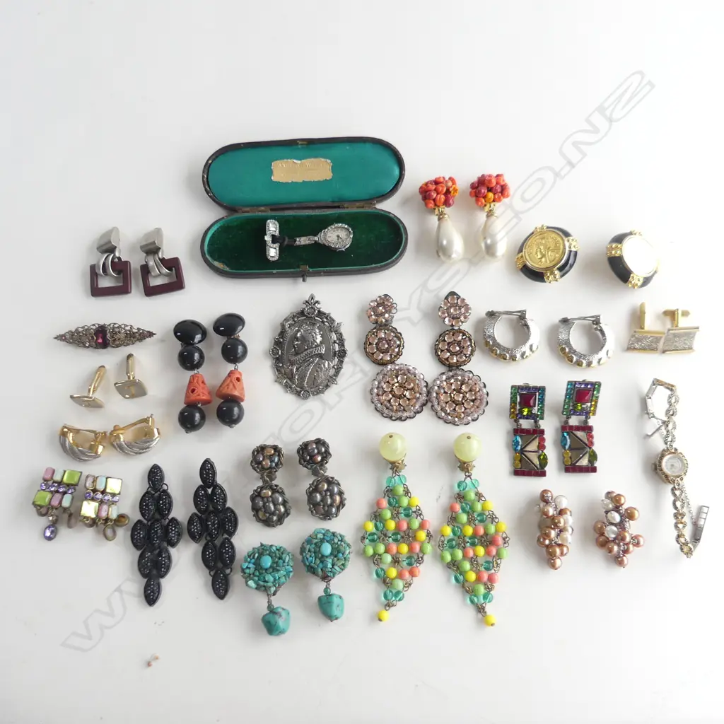 ASST. COSTUME JEWELLERY; CLIP EARRINGS ETC Image 1++