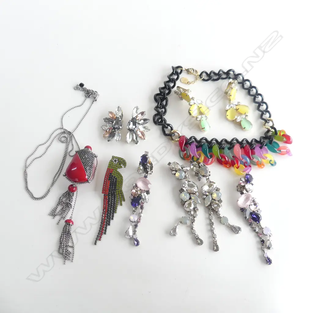7 PCES COSTUME JEWELLERY; 4 PRS DIAMANTE EARRINGS, PARROT BROOCH, ACETATE NECKLACE, SCENT BOTTLE NECKLACE Image 1++