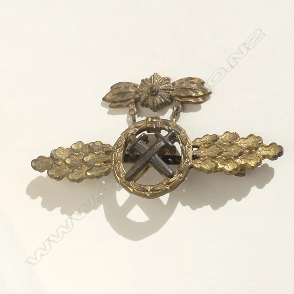 GILT WAR MEDAL CROSSED SWORDS & LAUREL LEAVES (20491) Image 1++