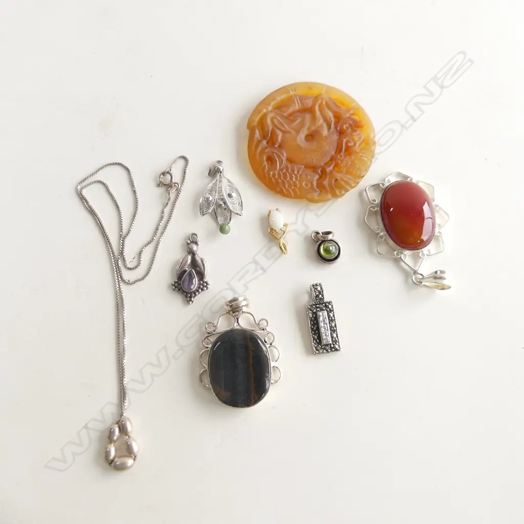 ASST. STG & AGATE PENDANTS 35 GRAMS + ORIENTAL CARVED STONE DISK Image 1++