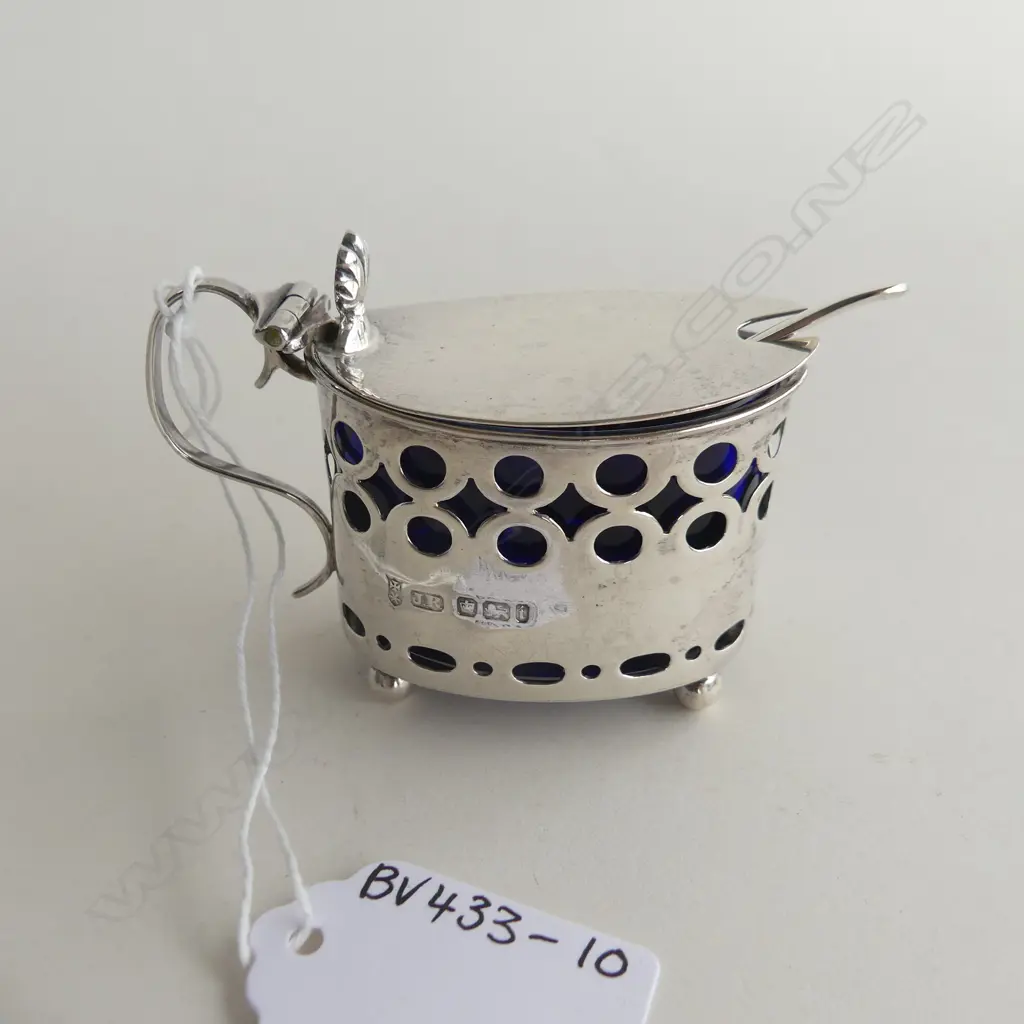 OVAL STG SILVER & BLUE GLASS LINED MUSTARD POT, WITH SPOON (STG WGT 44GMS) SHEFF. 1901 Image 1++
