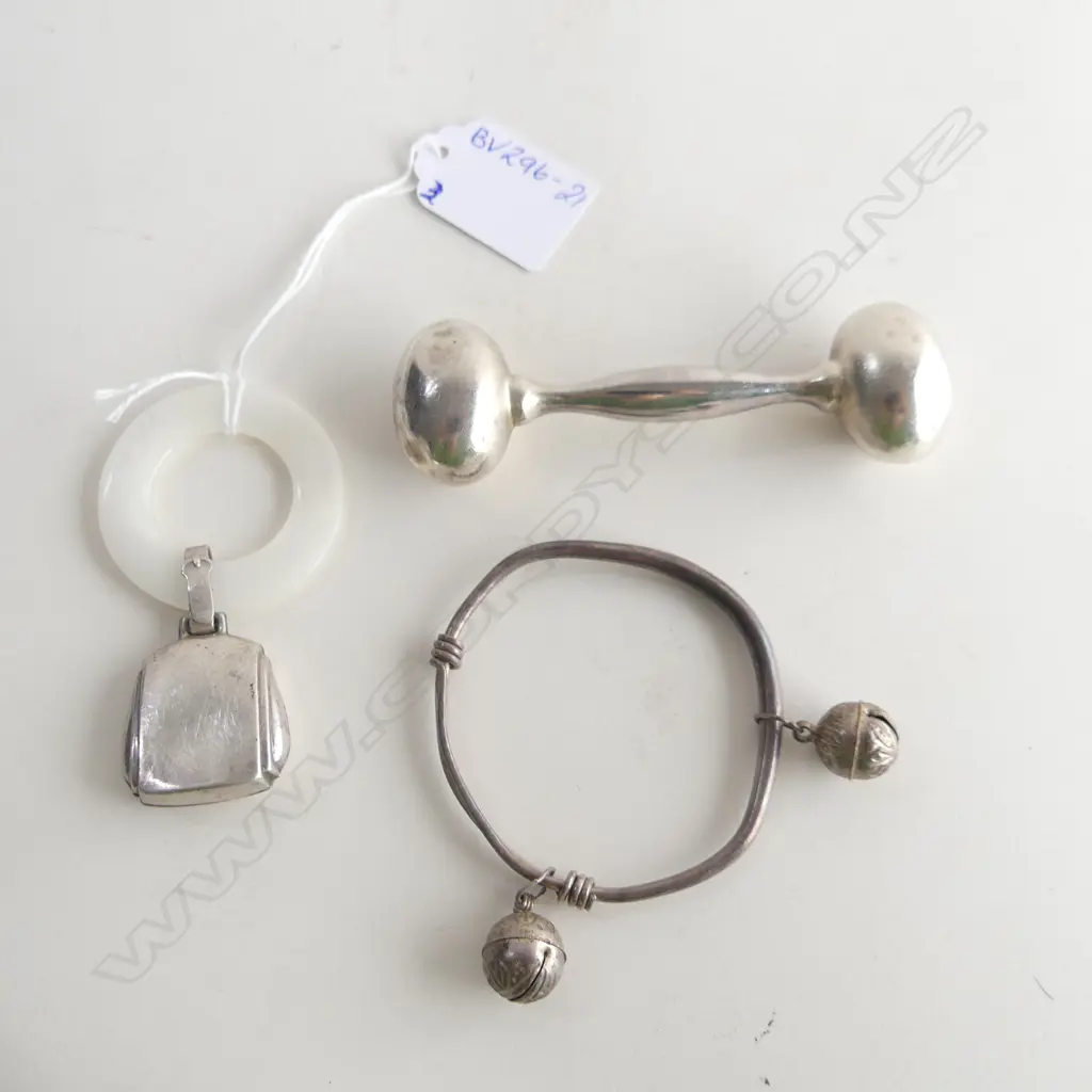 3 STG SILVER BABY RATTLES/TEETHING RINGS, ONE WITH QUARTZ RING HANDLE TOTAL WEIGHT 67.76 Image 1++
