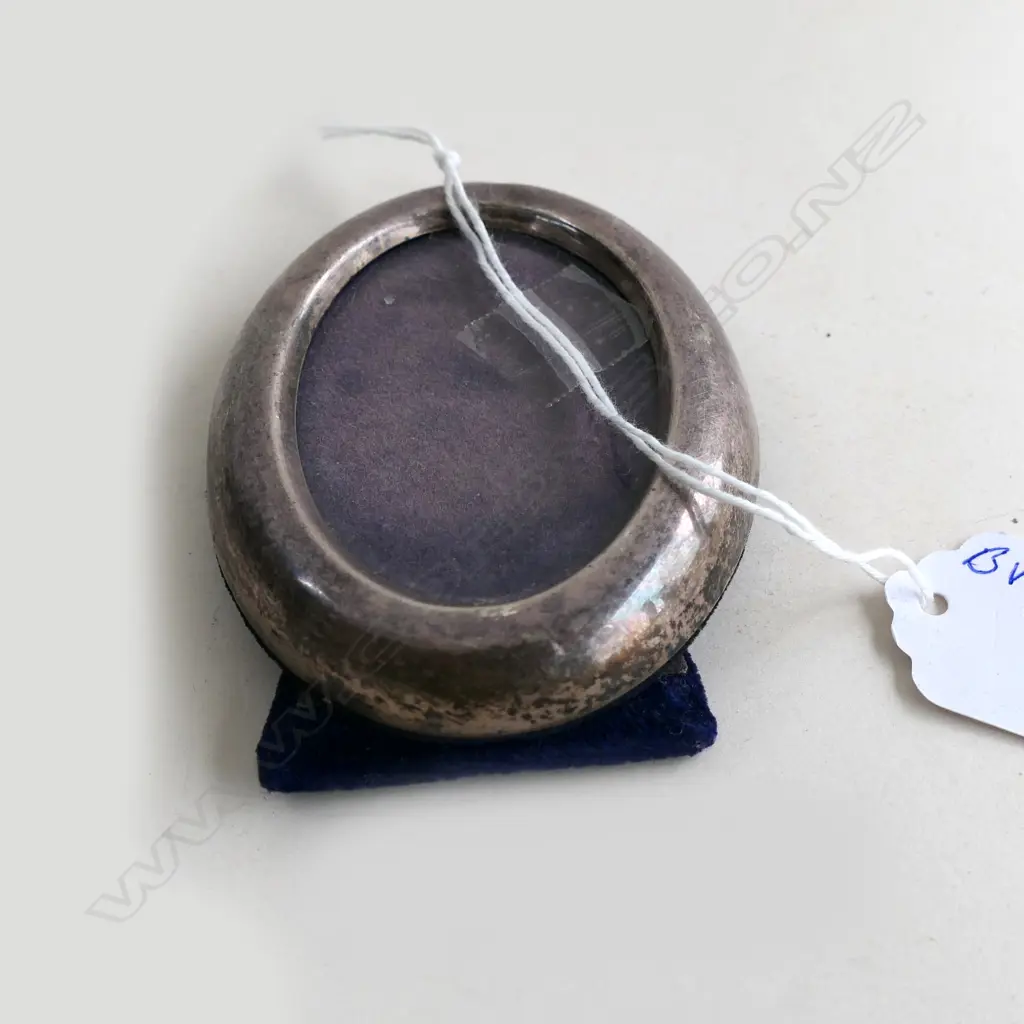 (20694) SMALL SILVER OVAL PHOTO FRAME STRUT BACK Image 1++