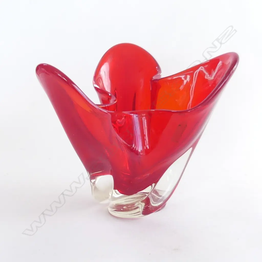 LG HEAVY RED GLASS HANDKERCHIEF VASE, H. 220MM Image 1++