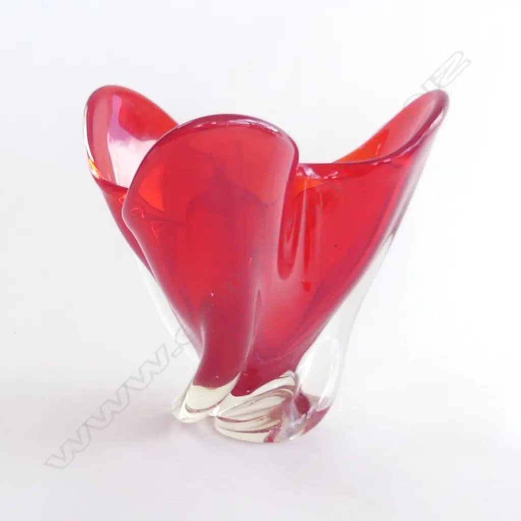 LG HEAVY RED GLASS HANDKERCHIEF VASE, H. 220MM Image 1++