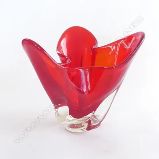 LG HEAVY RED GLASS HANDKERCHIEF VASE, H. 220MM