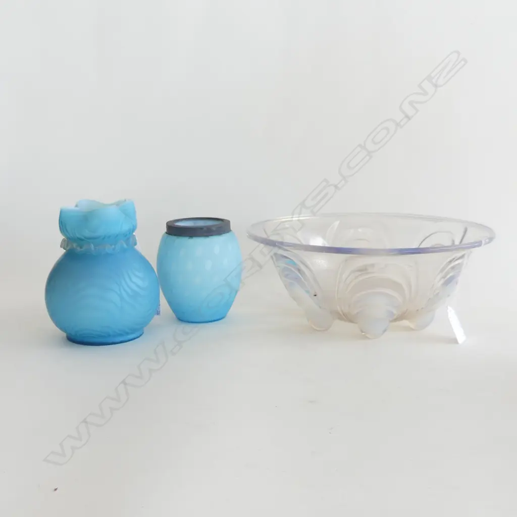 3 PCS VINTAGE GLASS; 2 OPAQUE AQUA BLUE VASES (H145 & 110MM) & PEARL SHELL EMBOSSED BOWL (DIA 260MM) Image 1++