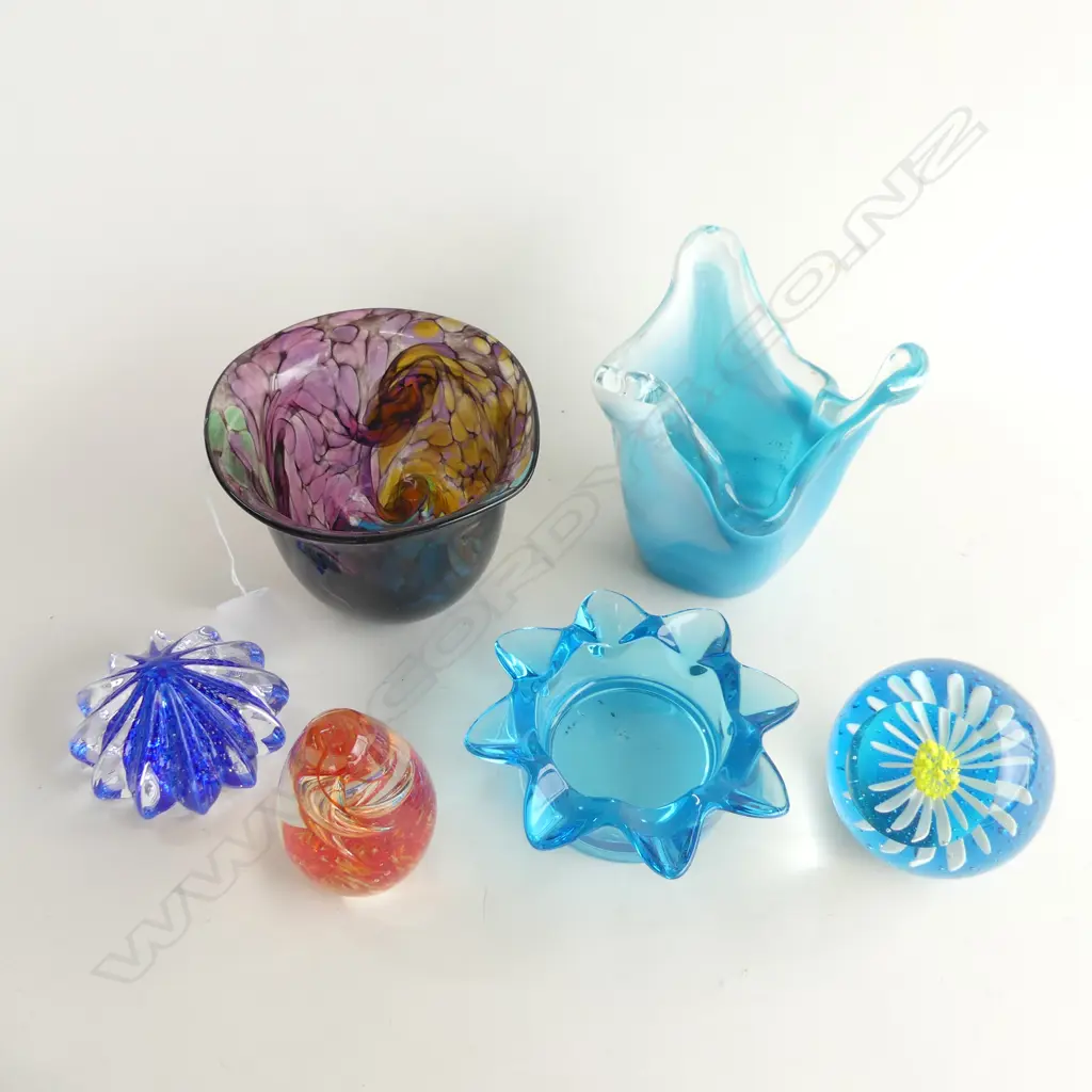 6 PCES ART GLASS INCL. VASE SIGNED TOKIKO H.100mm, 3 PAPERWEIGHTS ETC Image 1++