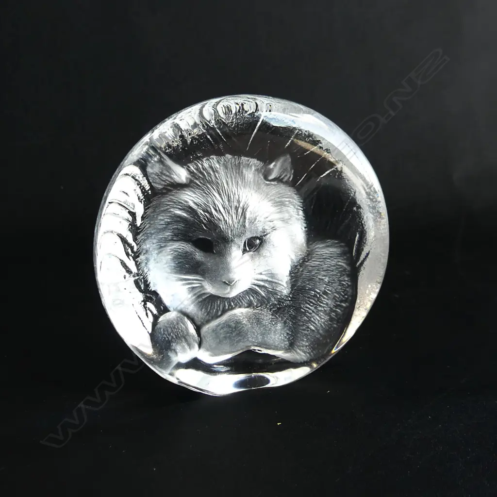 MATS JONASSON GLASS CAT PAPERWEIGHT Image 1++