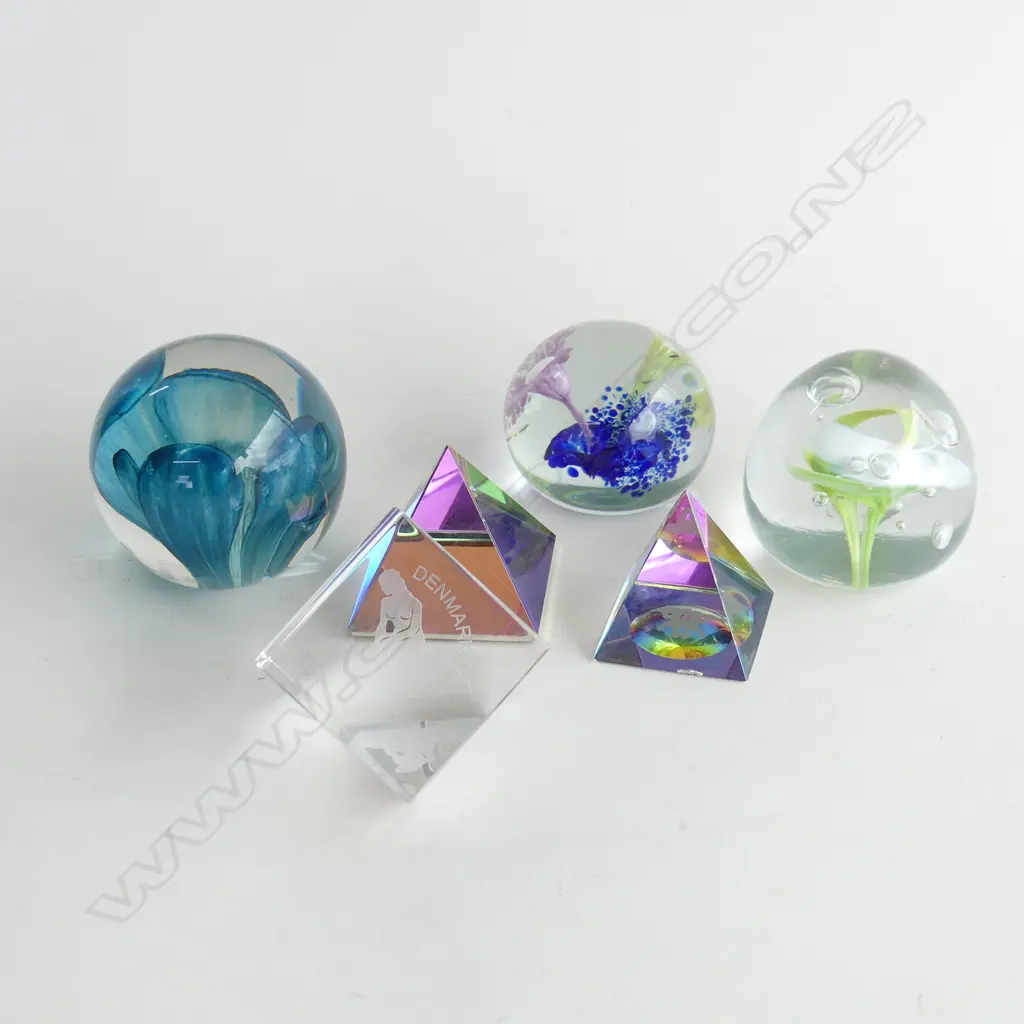 SMALL TRAY OF 6 VARIOUS PAPER WIEGHTS Image 1++