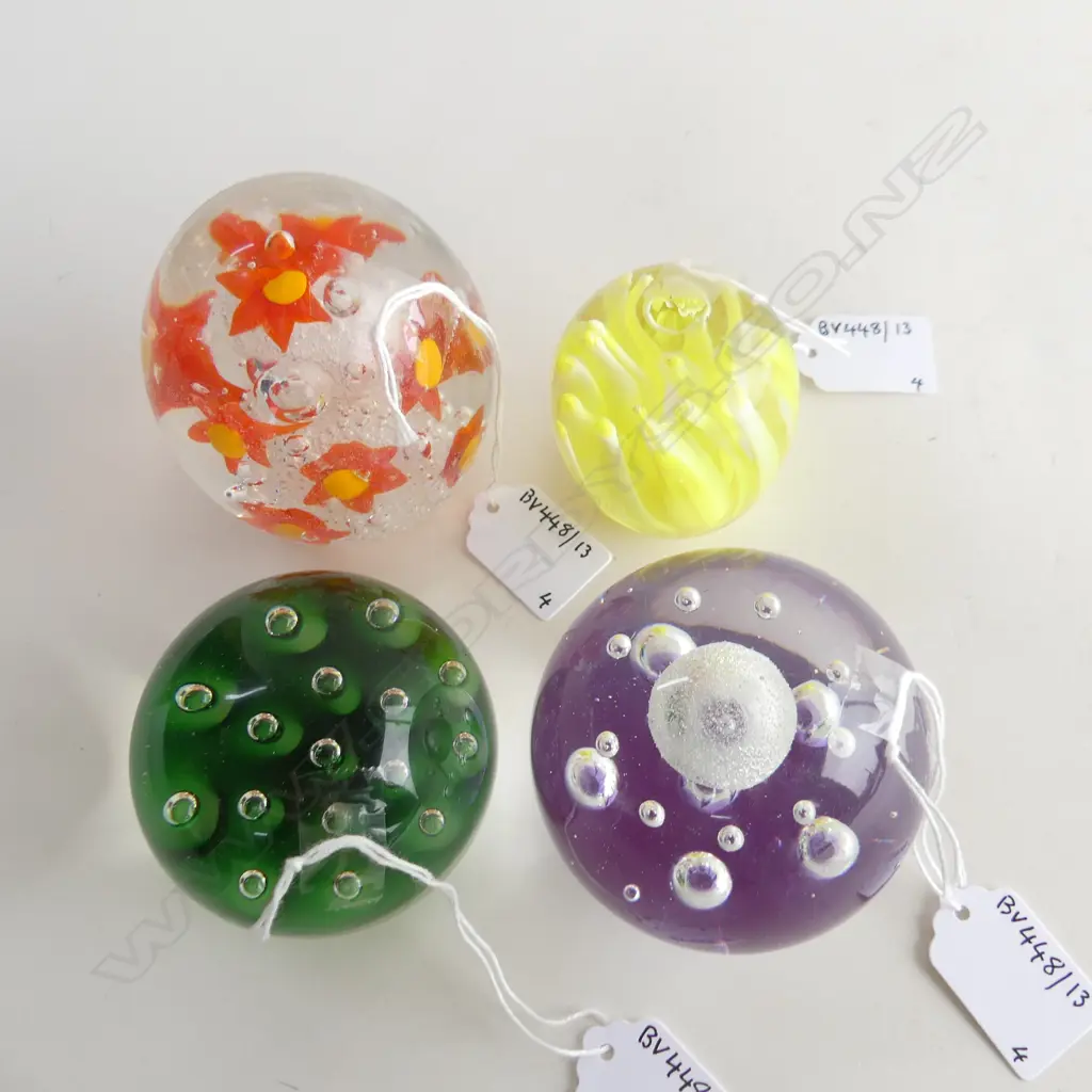 2 MURANO GLASS PAPER WIEGHTS & 2 OTHERS Image 1++