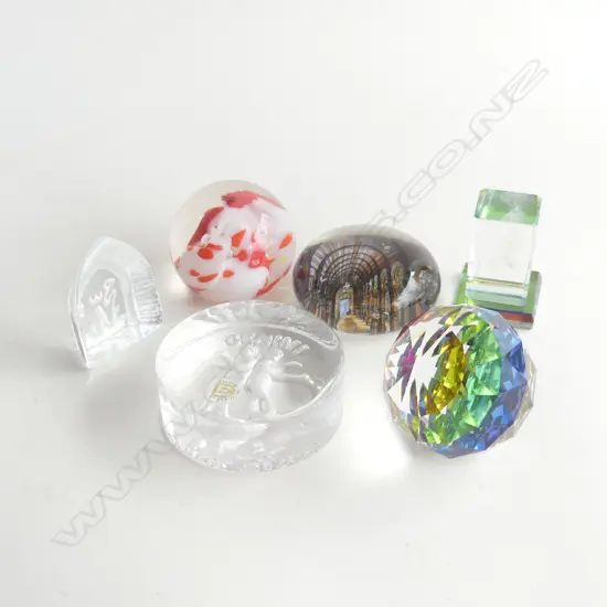 SMALL TRAY OF 6 VARIOUS PAPER WIEGHTS