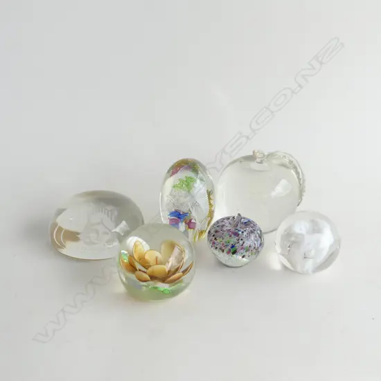 SMALL TRAY OF 6 VARIOUS PAPER WIEGHTS