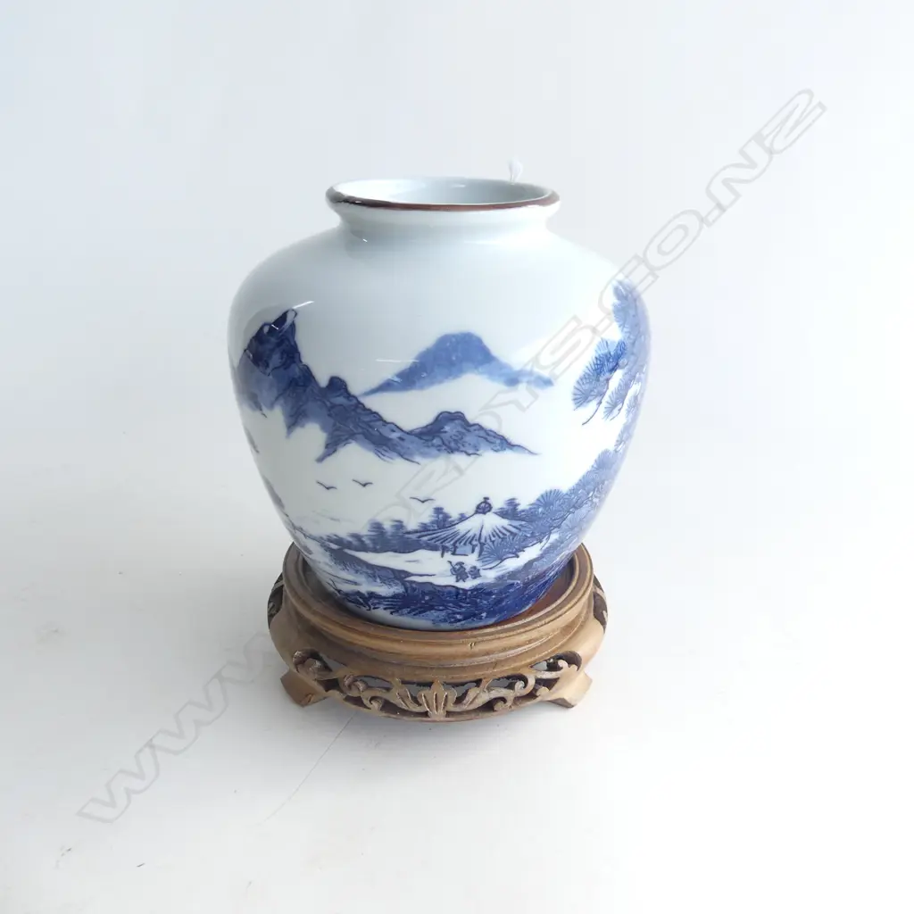B/W ORIENTAL VASE w. PINES IN MOUNTAIN LANDSCAPE ON WOODEN STAND H.180mm Image 1++