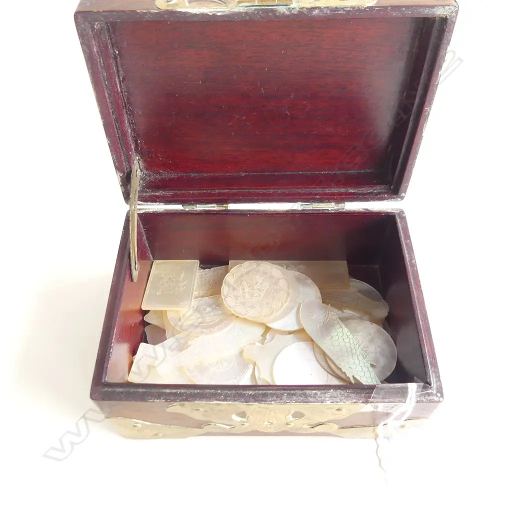 ORIENTAL WOOD & BRASS LIDDED BOX OF MOTHER OF PEARL GAMING TOKENS Image 1++