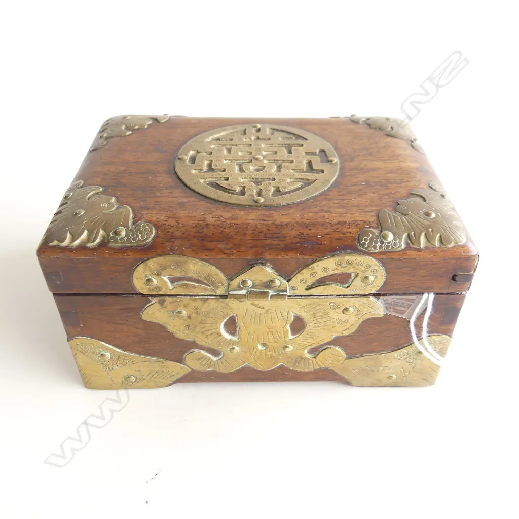 ORIENTAL WOOD & BRASS LIDDED BOX OF MOTHER OF PEARL GAMING TOKENS Image 1++
