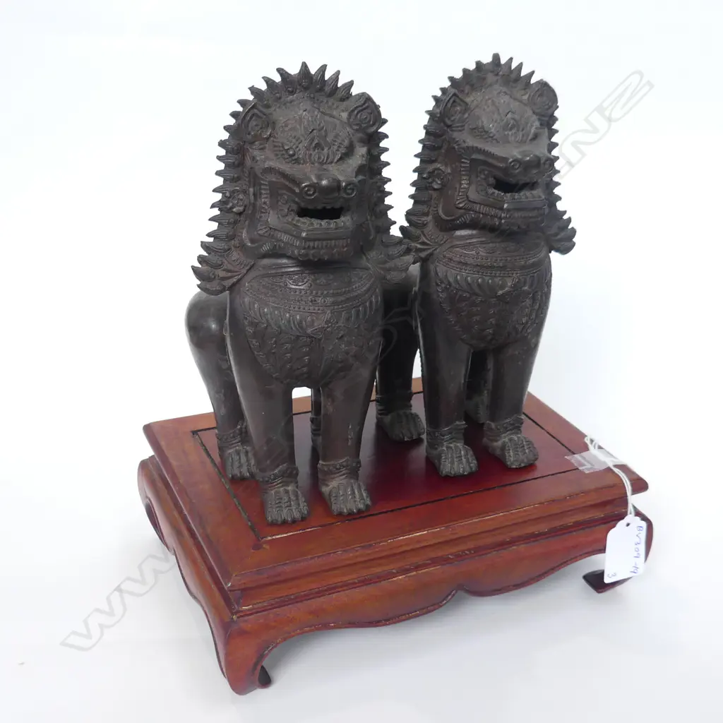 PR VINTAGE BRONZE TEMPLE DOGS ON PLINTH  H. 200MM Image 1++