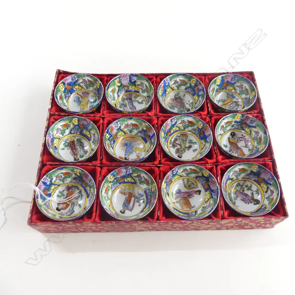 BOXED SET OF 12 FAMILLE ROSE RICE WINE CUPS 20863 Image 1++