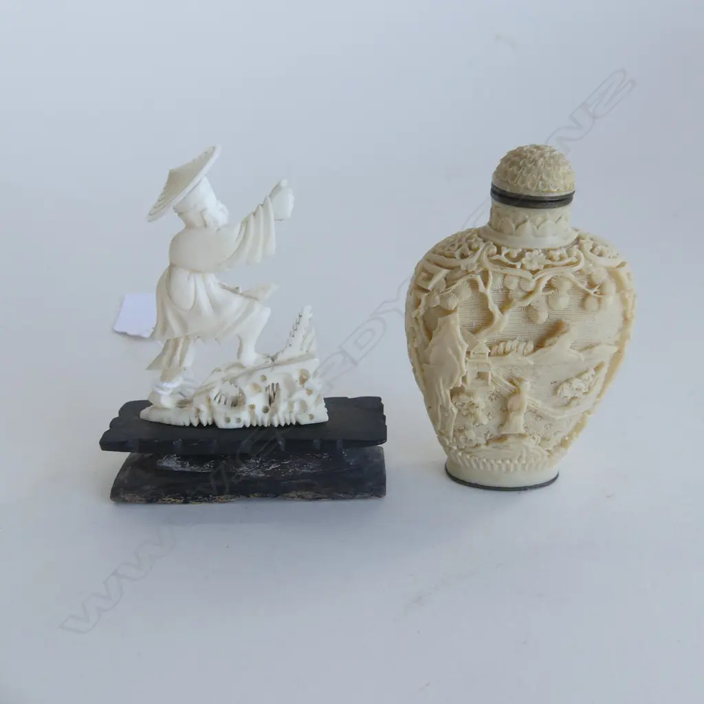 2 SML CARVED ORIENTAL PCES; IVORY FISHERMAN H.70mm + RESIN PERFUME BOTTLE H.70mm Image 1++