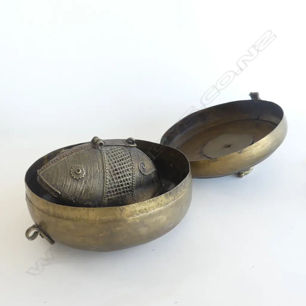 2 ORIENTAL BRASS OBJECTS; FROG & LIDDED CONTAINER 200mm dia Image 1++